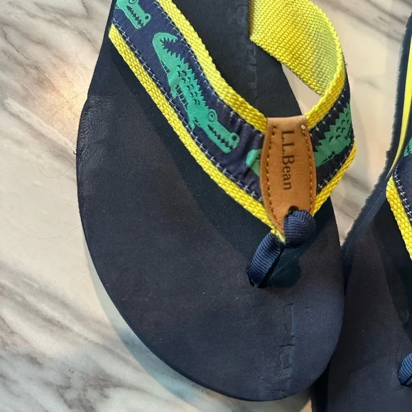 L.L. Bean flip flops - Picture 3 of 6